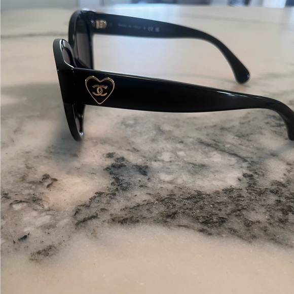 Chanel sunglasses with hearts on sides - Picture 3 of 8